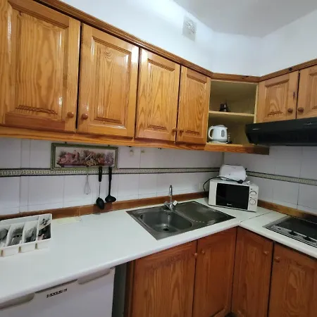 Immaculate 1-bed In E308 아로나