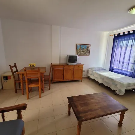 Immaculate 1-bed In E308 아로나