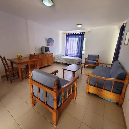 1 Bed - Sleeps 2 - Pool - Parking