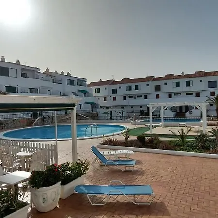 1 Bed - Sleeps 2 - Pool - Parking *