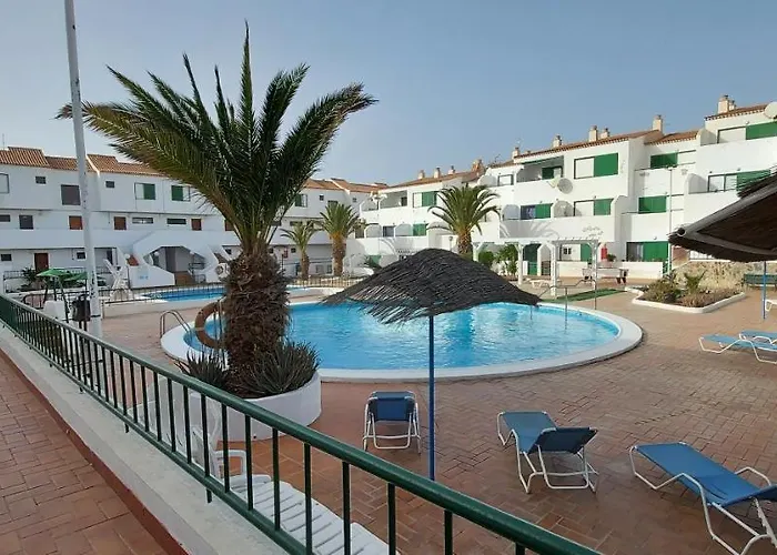 1 Bed - Sleeps 2 - Pool - Parking *