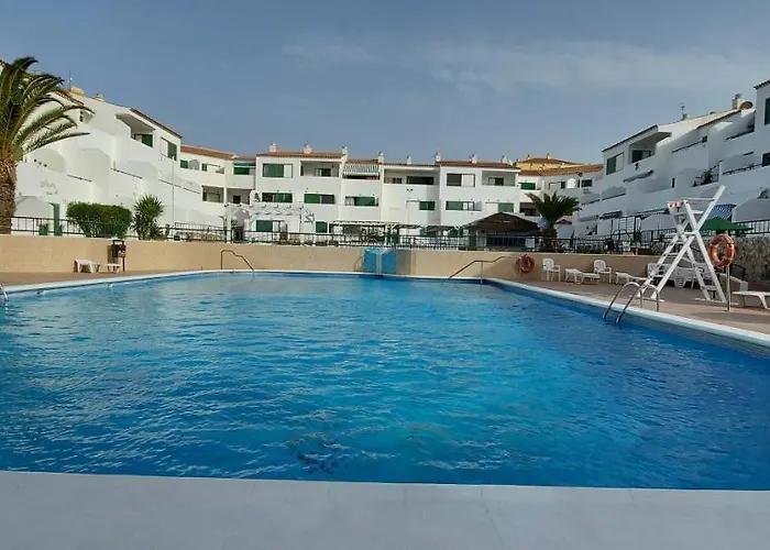 1 Bed - Sleeps 2 - Pool - Parking *