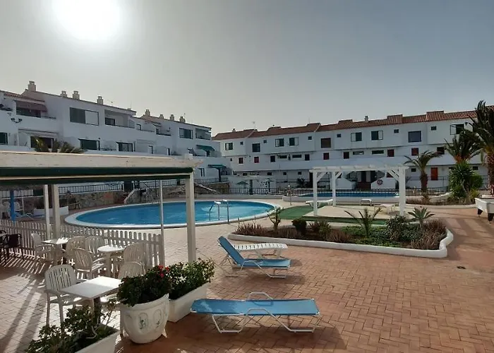 1 Bed - Sleeps 2 - Pool - Parking *